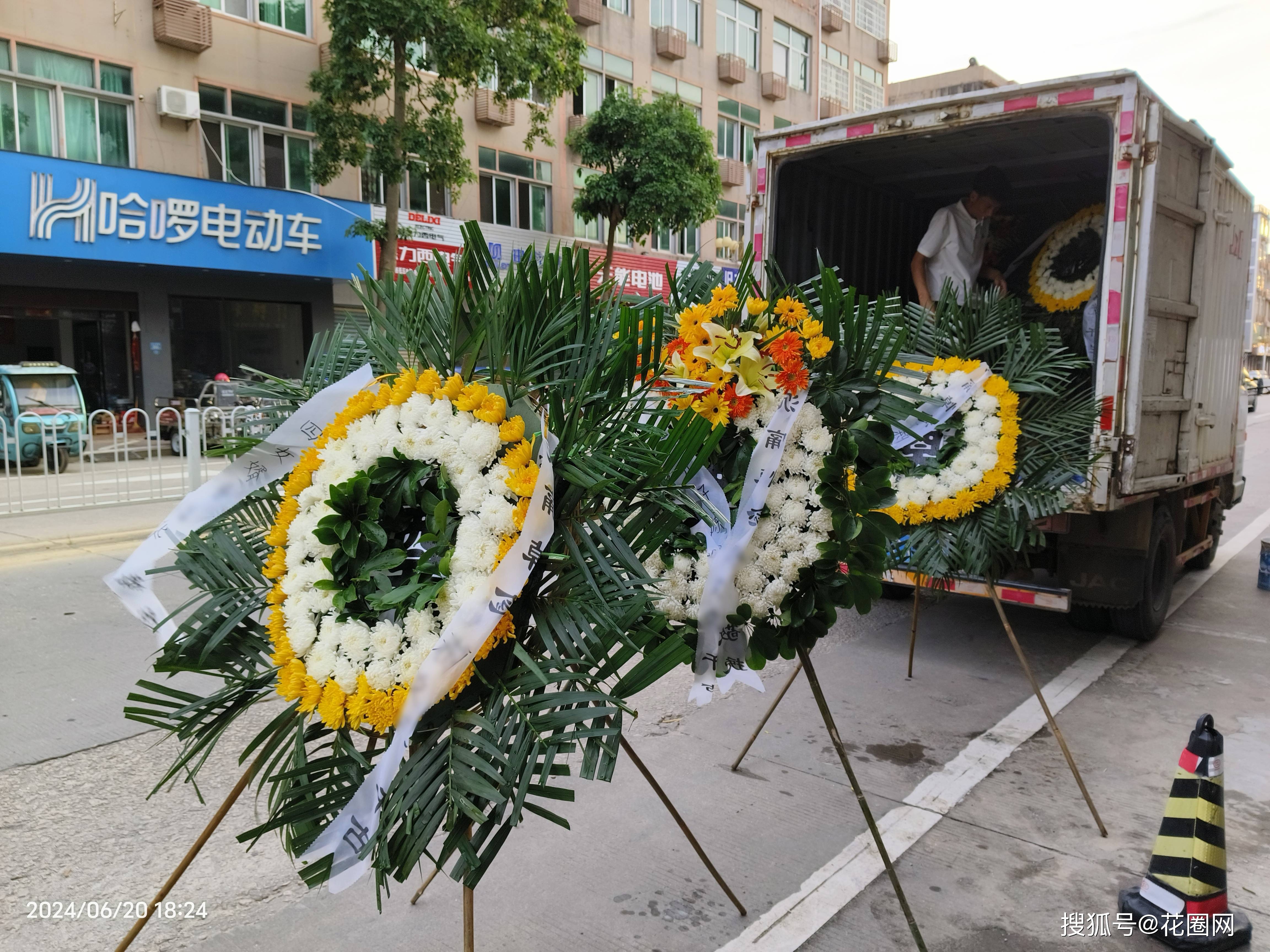  p>在殡仪馆送花圈,是一种向逝者表达敬仰和悼念之情的重要方式.