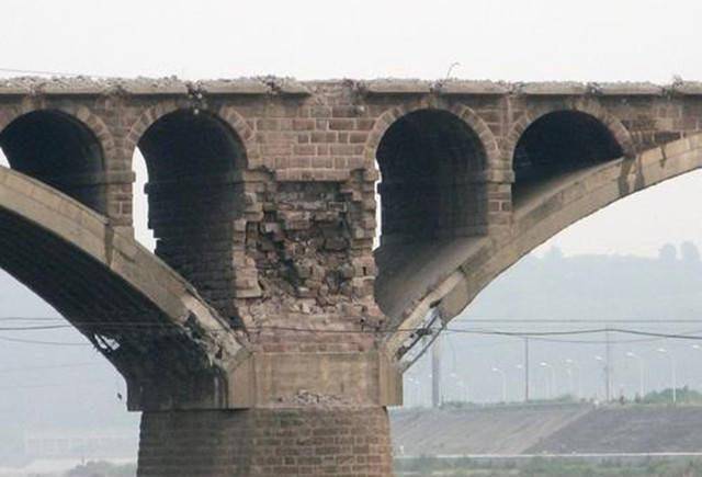 这座大桥被专家鉴定为危桥,数吨炸药引爆后,炸出一群"伪专家"