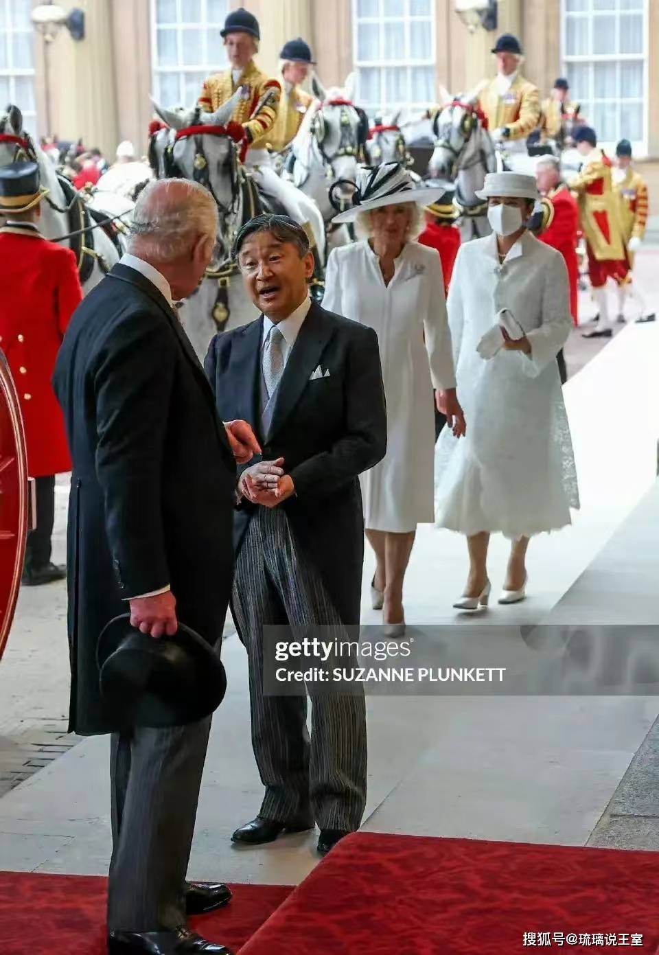 日本天皇德仁访问英国王室,受到英王热情款待,德仁一家闲庭信步神情