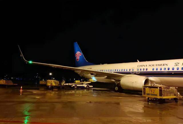 随后该飞机迫降至