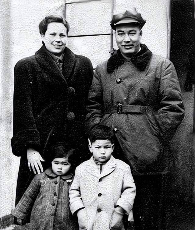 图丨吴雪莉夫妇和孩子合影1947年,吴雪莉生下了她和黄元波的第一个