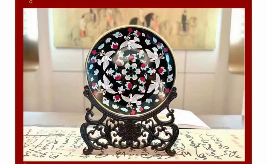景泰蓝《和平鸽大圆盘》常沙娜大师创作