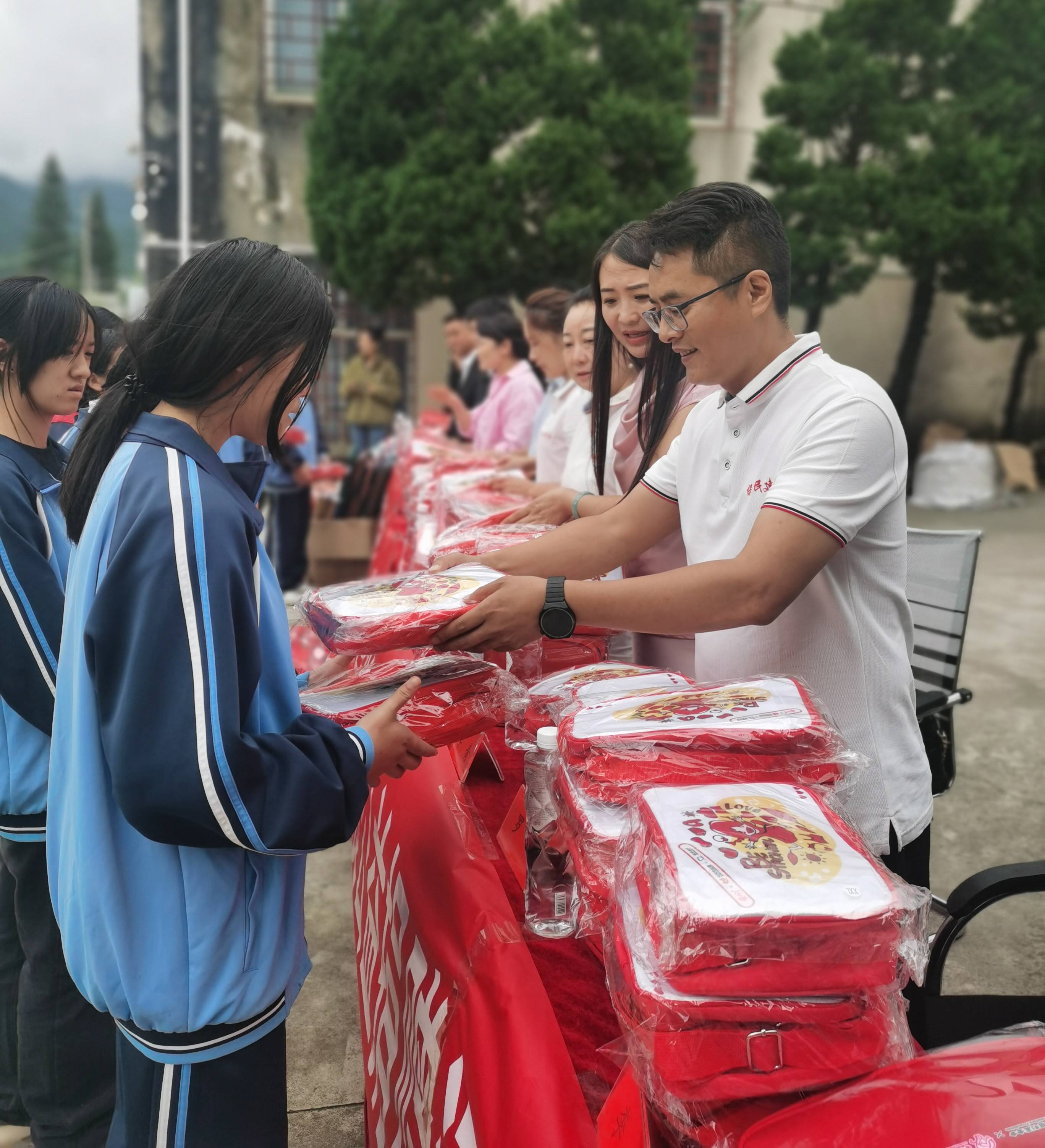 民建保山市委财税支部开展公益捐赠活动