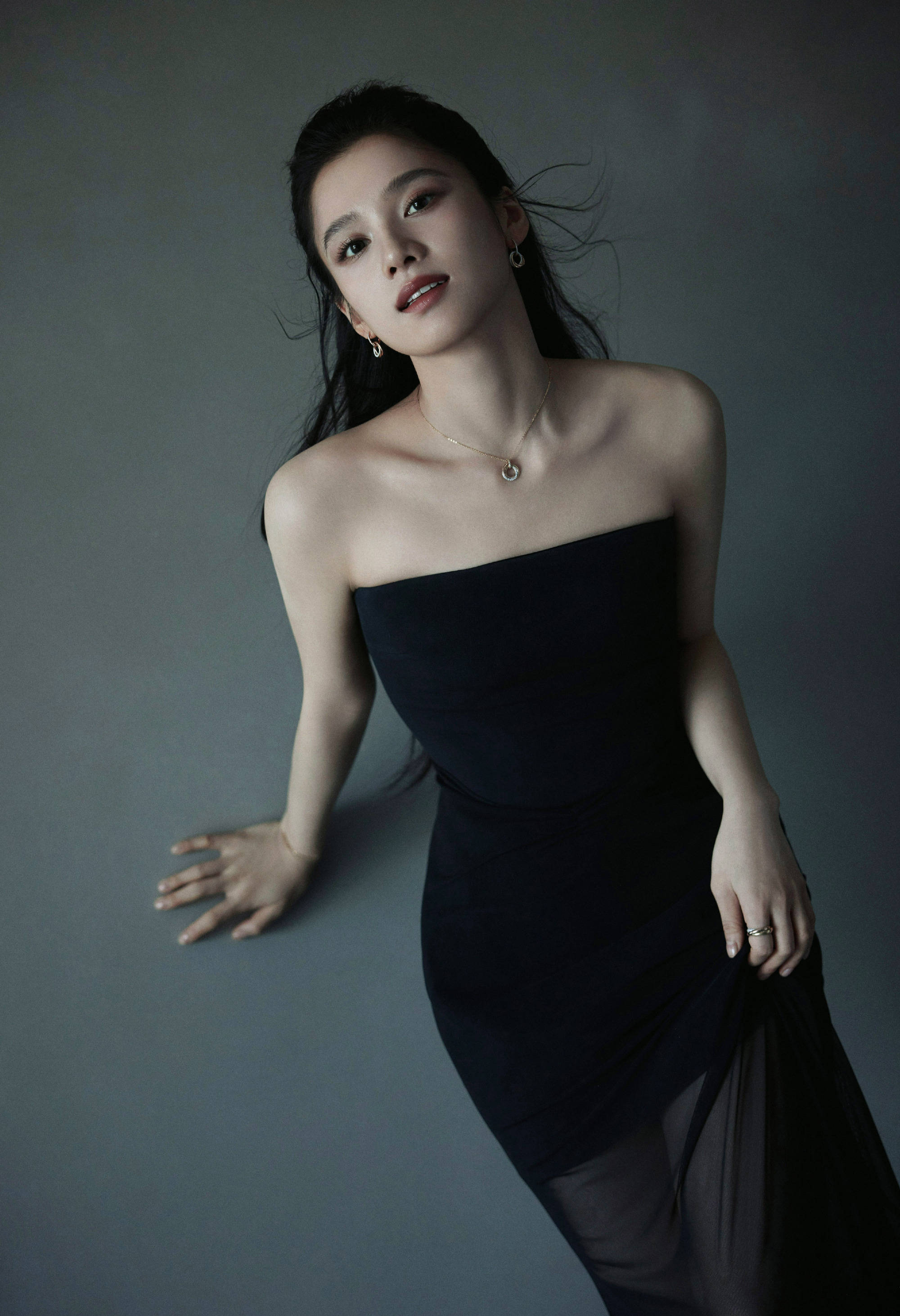 张婧仪穿抹胸黑纱裙好美 化身优雅御姐自信又大气_身姿_活动_写真