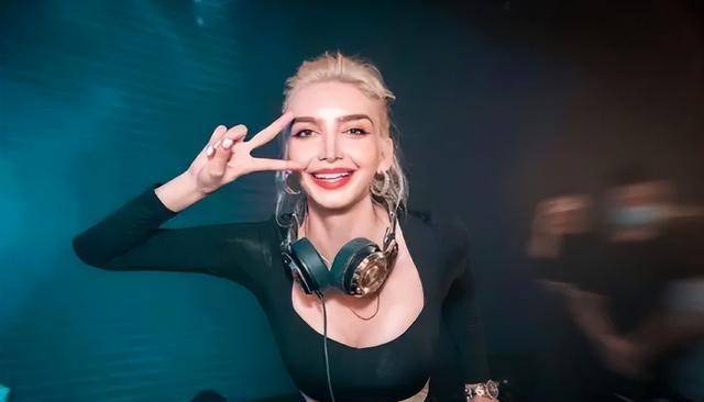 与凯诺不同,梦露选择的道路是当dj和模特,凭借惊人的外表条件,梦露