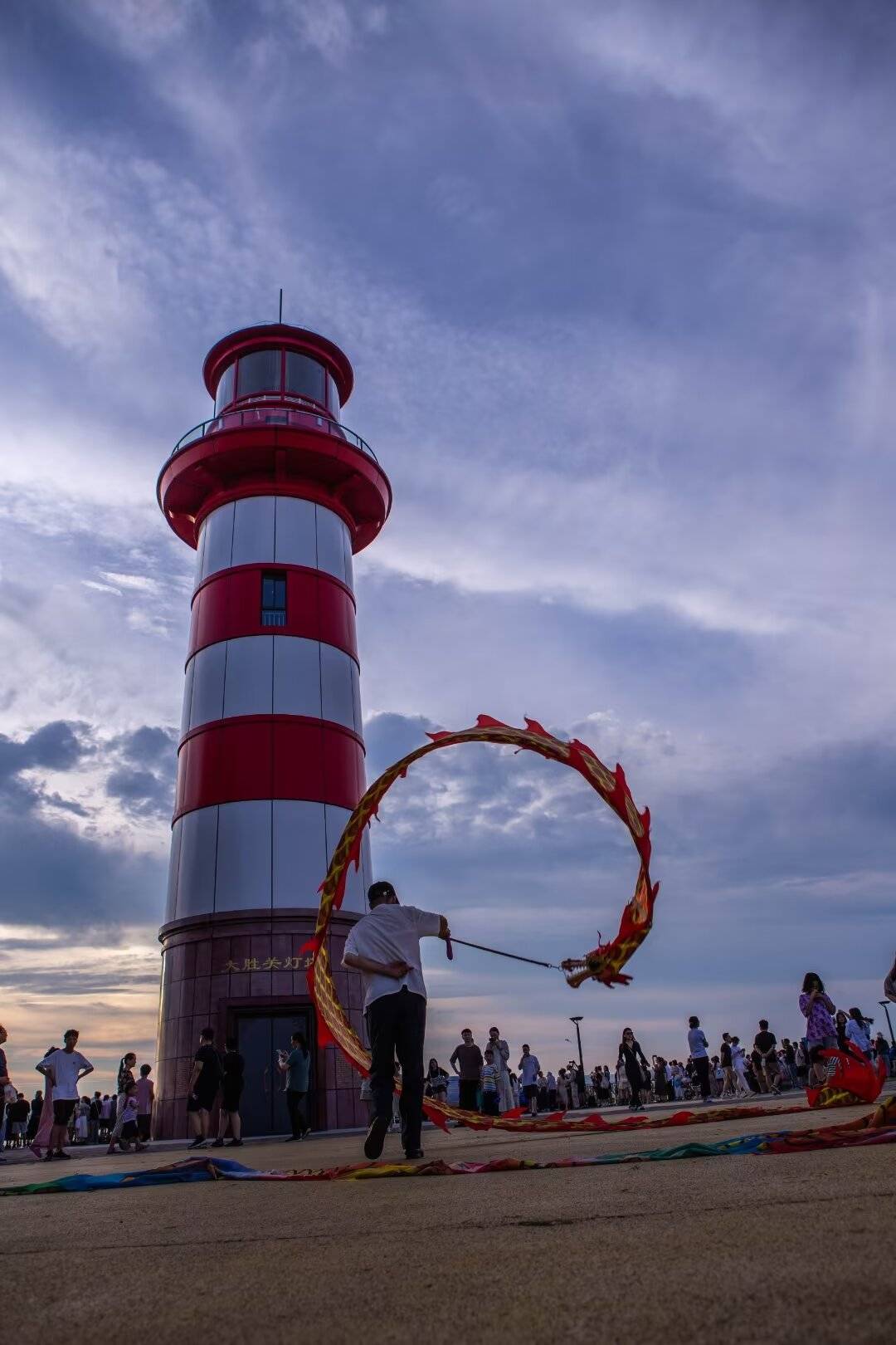 南京鱼嘴湿地公园是观赏日落和晚霞的最佳地点,夕阳在灯塔旁缓缓落下