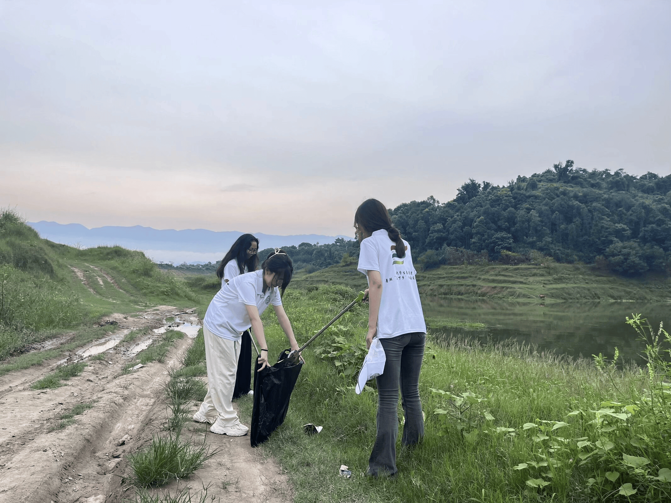 捡垃圾图片真实照片图片