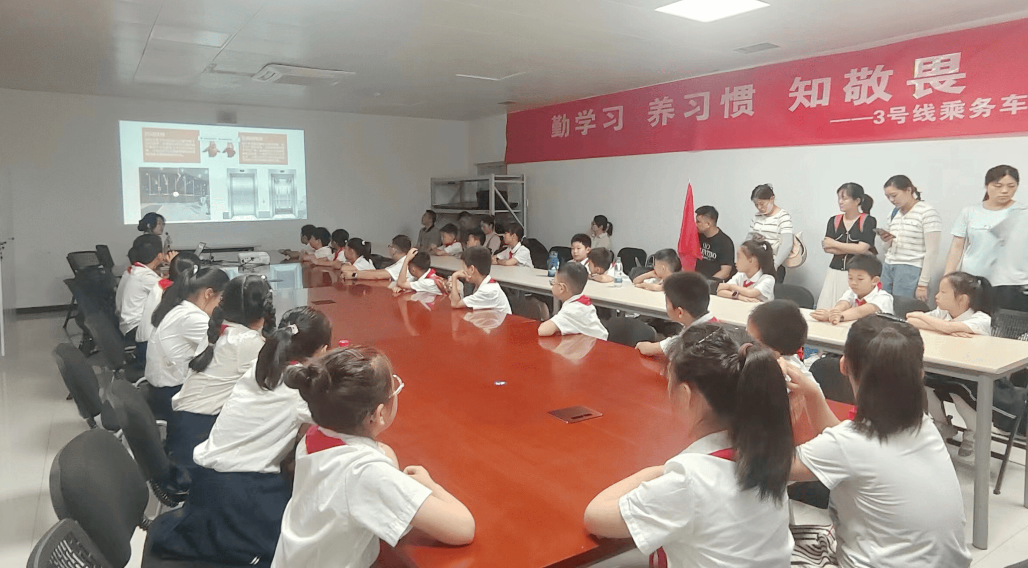 【合肥市宁溪小学三六班少先队】一场穿梭于钢铁脉络的地铁研学奇遇
