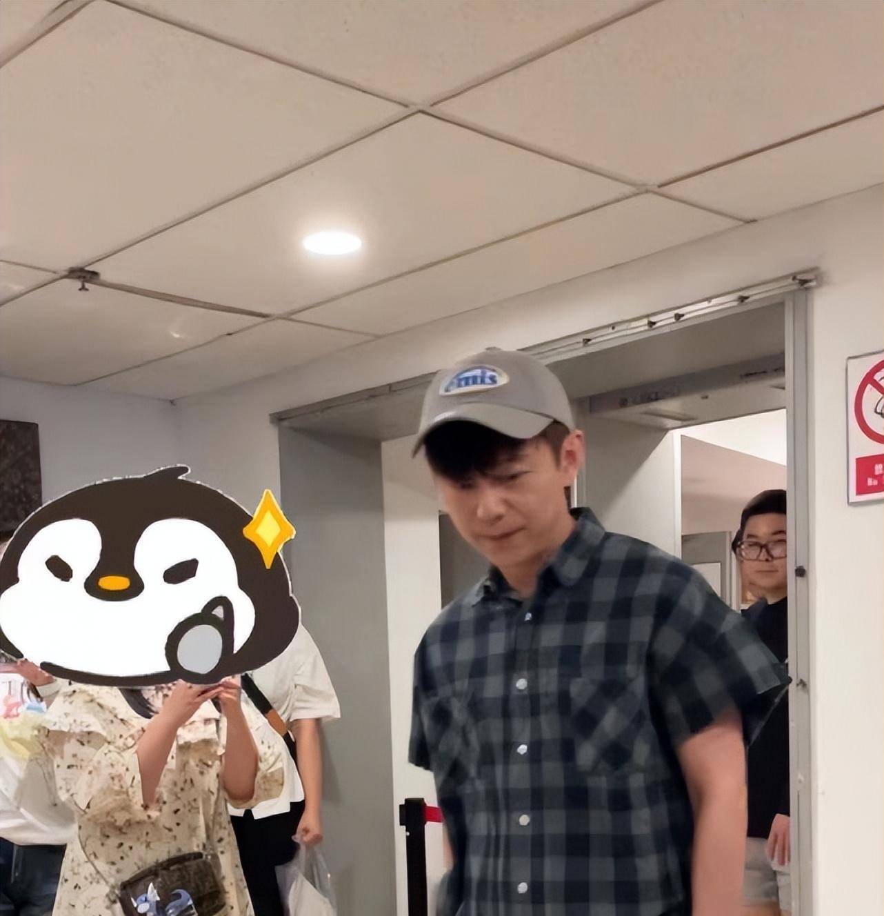 由何炅,黄磊等人主演的话剧《暗恋桃花源》在北京的演出圆满结束,随后