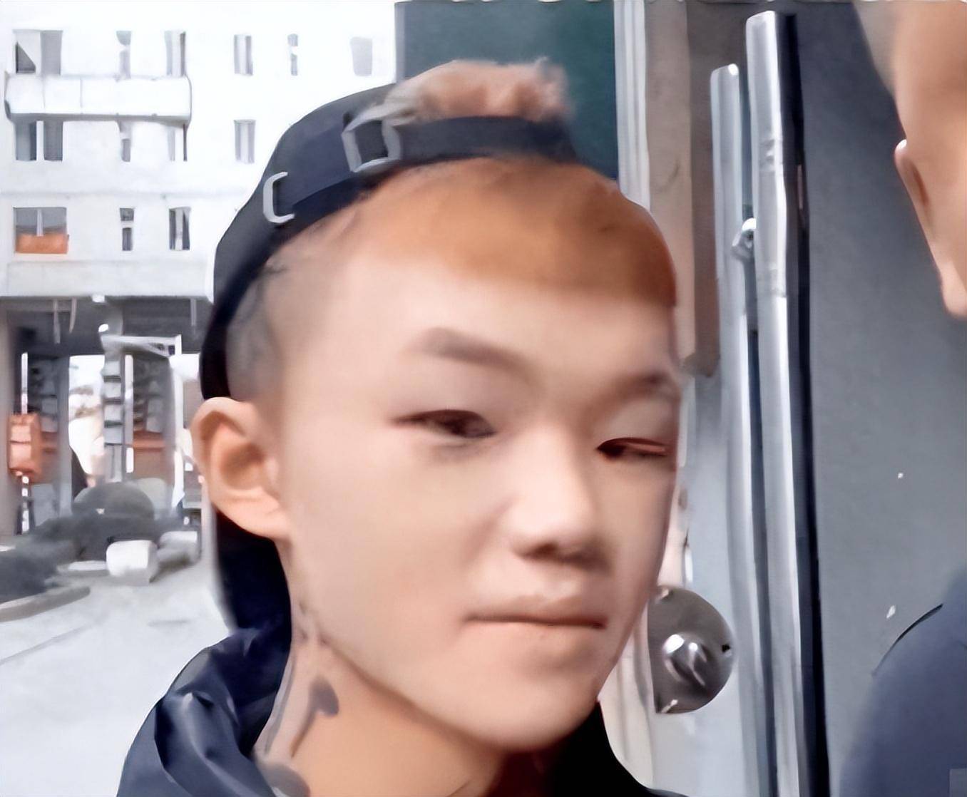 2020年,满脸纹身的14岁少年,被父亲逐出家门,如今怎样了?