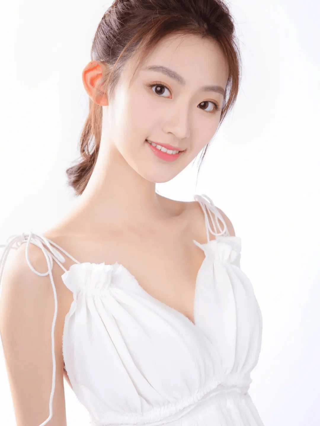 杨雨潼,1999年7月14日出生于江苏省南京市,毕业于中央戏剧学院.