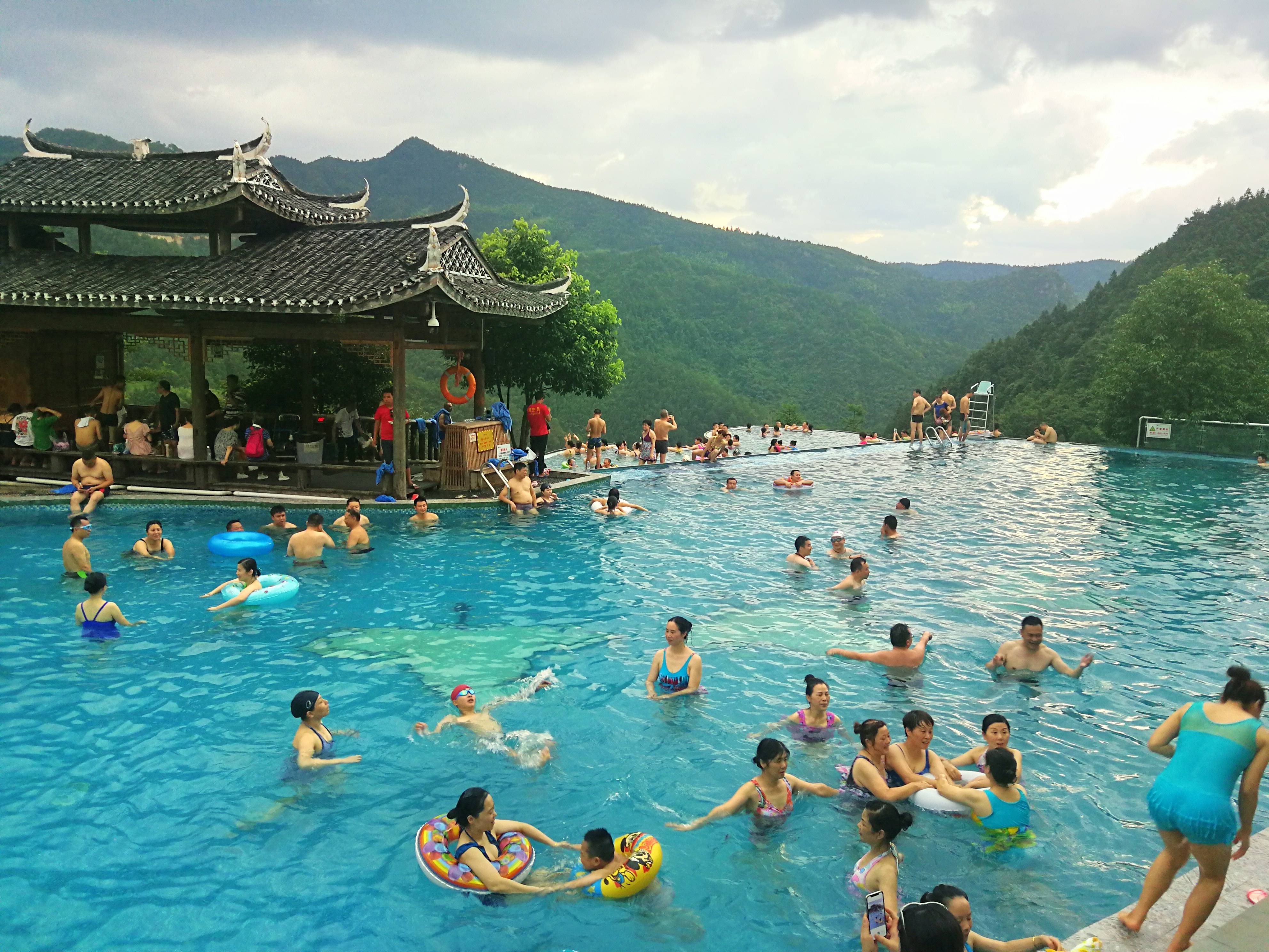 "凉风经济"火爆来袭雪峰山_游客_旅游_景区