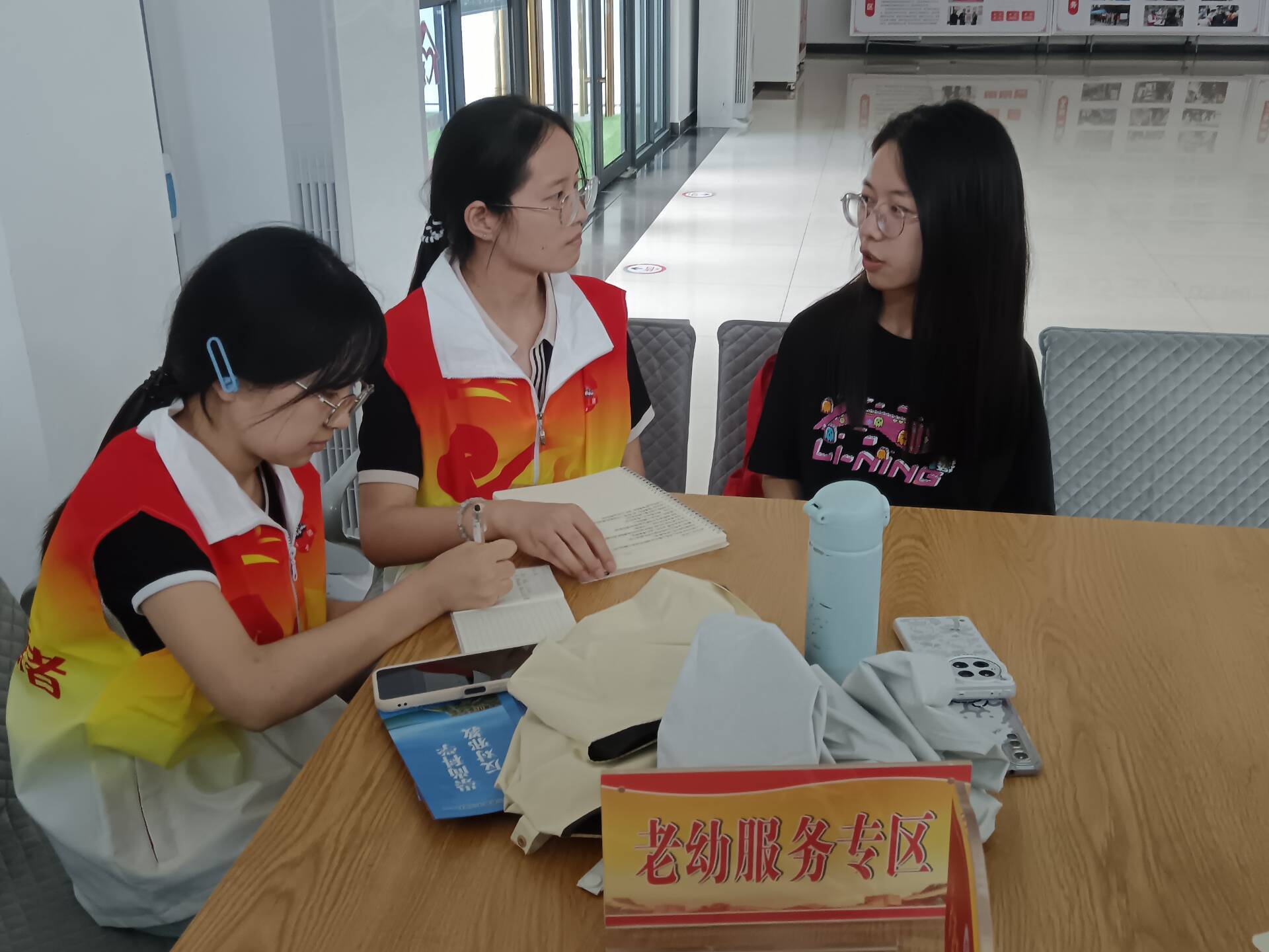 二师学子三下乡:硒行成员采访社区工作人员