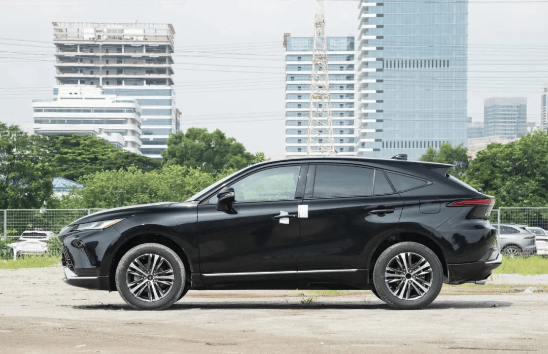 丰田"最美"suv,配e型多连杆,比皇冠陆放舒适,油耗5l多