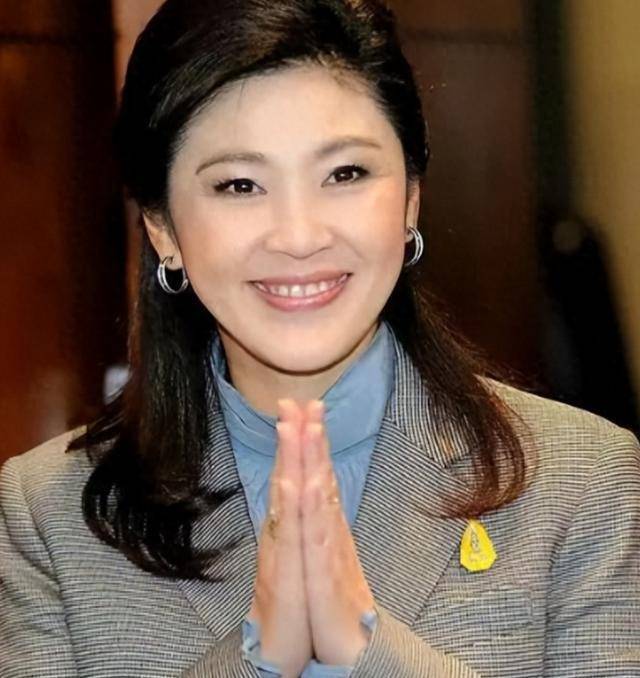2014年,泰国王妃脱光衣服趴在地上给狗喂食,遭到曝光后被迫出家