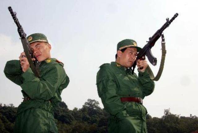 断臂将军左手敬礼,战场上走出的真英雄,人民应该记住他:丁晓兵