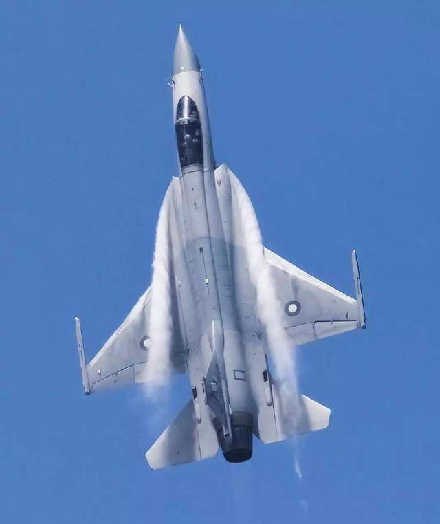 枭龙战机属于第三代战斗机,其空重6.4吨,最大起飞重量12.