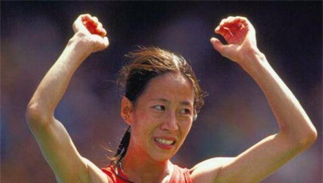 纪实孤独的奥运冠军王丽萍:夺冠后没有国旗披身,空手绕场庆祝_竞走