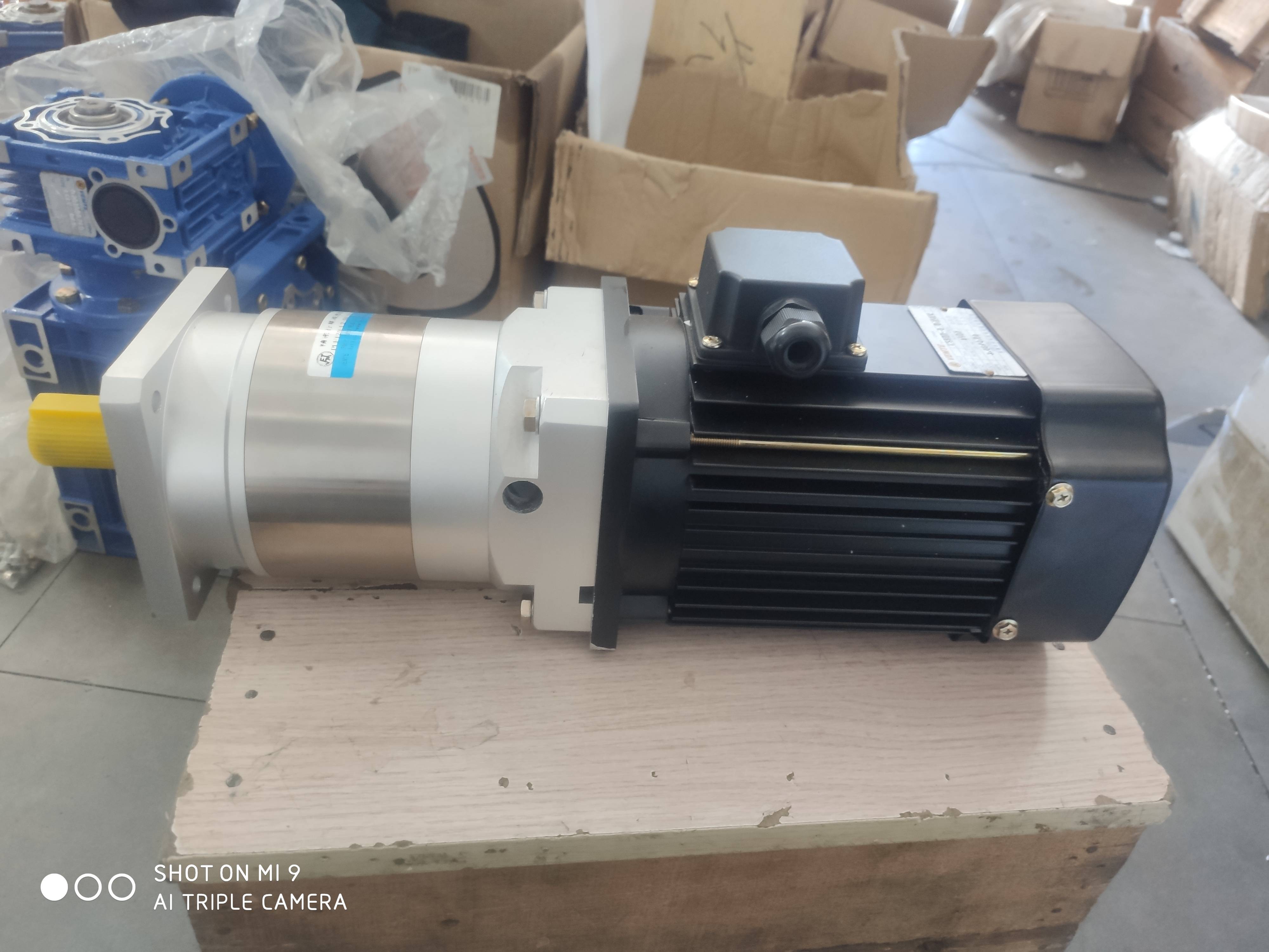 伺服电机减速机是一种将伺服电机的高速旋转转换为低速高扭矩输出的