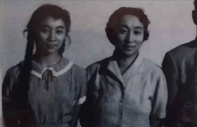 林豆豆高调现身丈夫葬礼,挽联和父亲有关,四野后代看了感动落泪