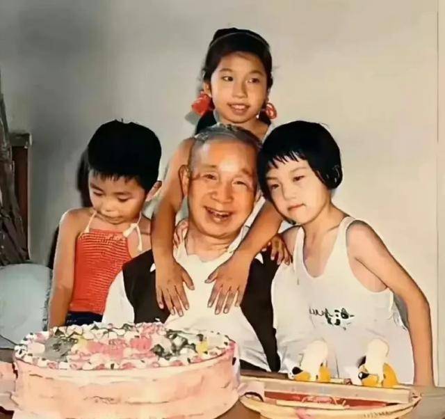 83年粟裕生前最后一个生日,留下罕见老照片,孙辈围绕甚是欢喜