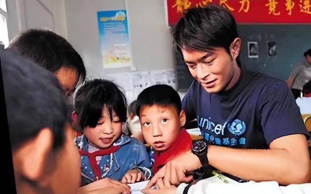 纪实古天乐一部手机用八年,14年捐上百所学校,如今却被质疑假慈善