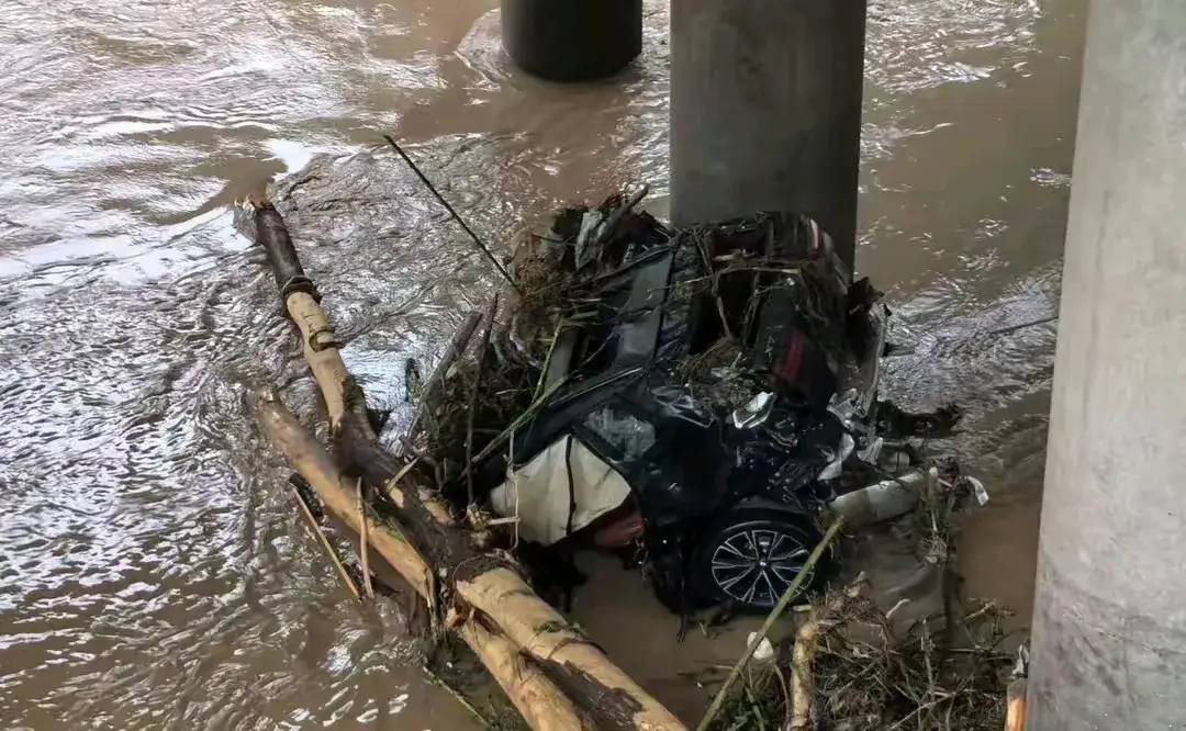 陕西大桥垮塌事件:首要搜救，其次善后，还有查明原因和责任-陕西路段塌方