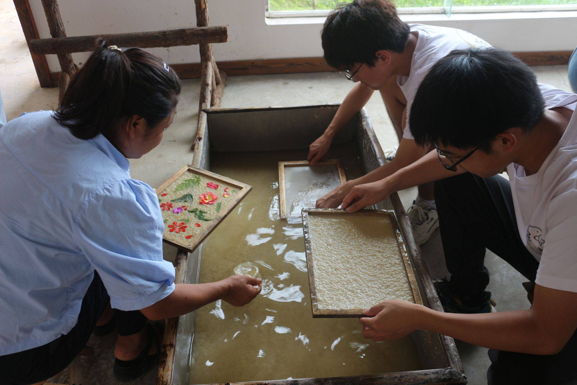 湖北第二师范学院学子走进道官冲:探秘花草纸的非遗艺术之旅