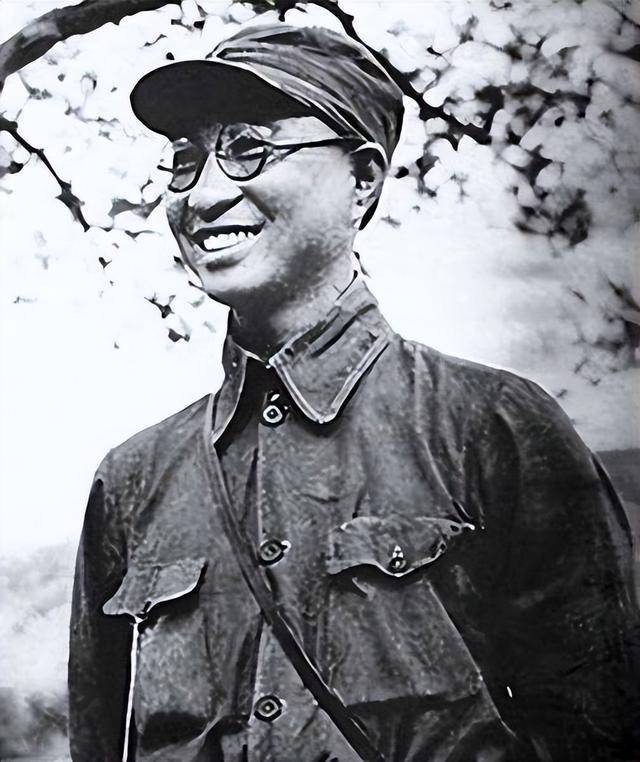 更是被视为"黄埔三杰"之首,当时的学生编了句顺口溜,叫"蒋先云的笔