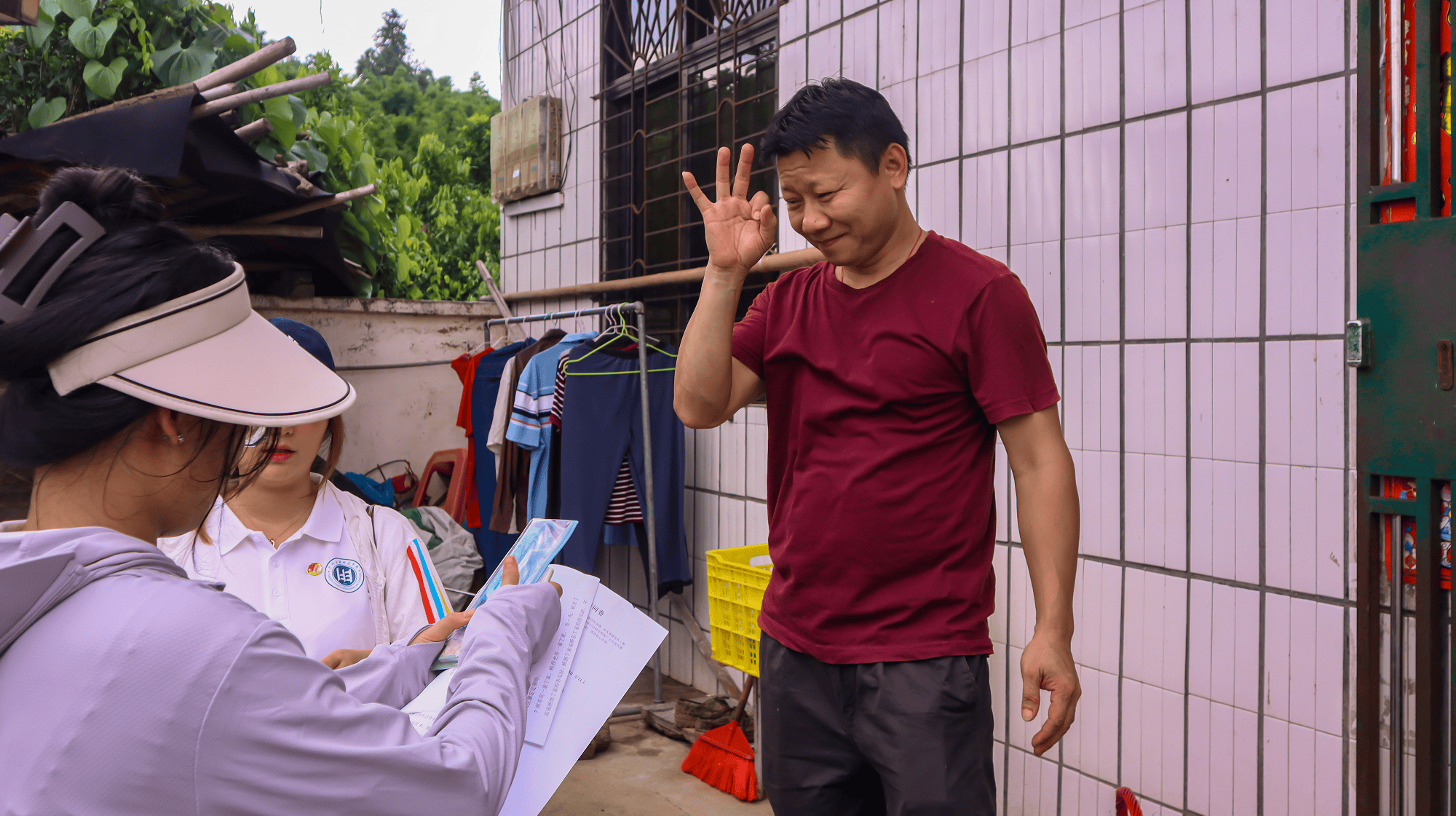 图为实践队成员向村民发放调查报告 徐景锐供图7月