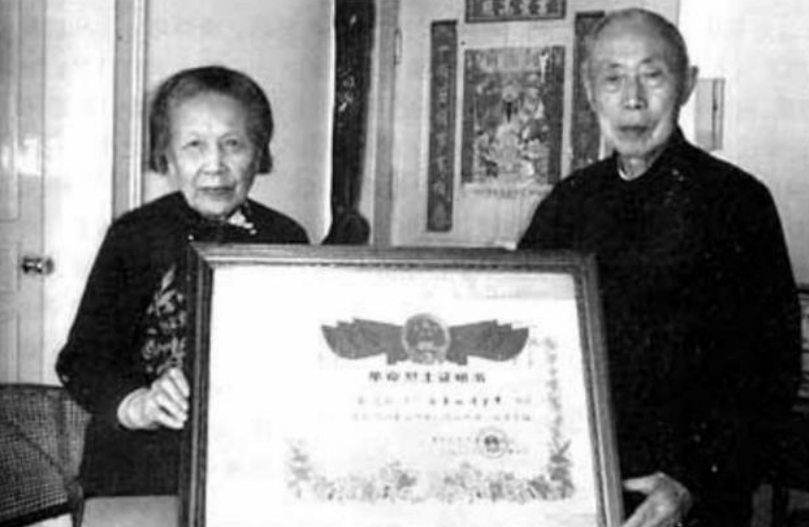 37年,盛世才逮捕俞秀松,二妹拿枪抵其脑袋:若冤枉他我就枪毙你