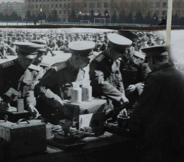 彭德怀视察哈军工,晚饭时看到侄子彭起超,质问陈赓:这是谁?