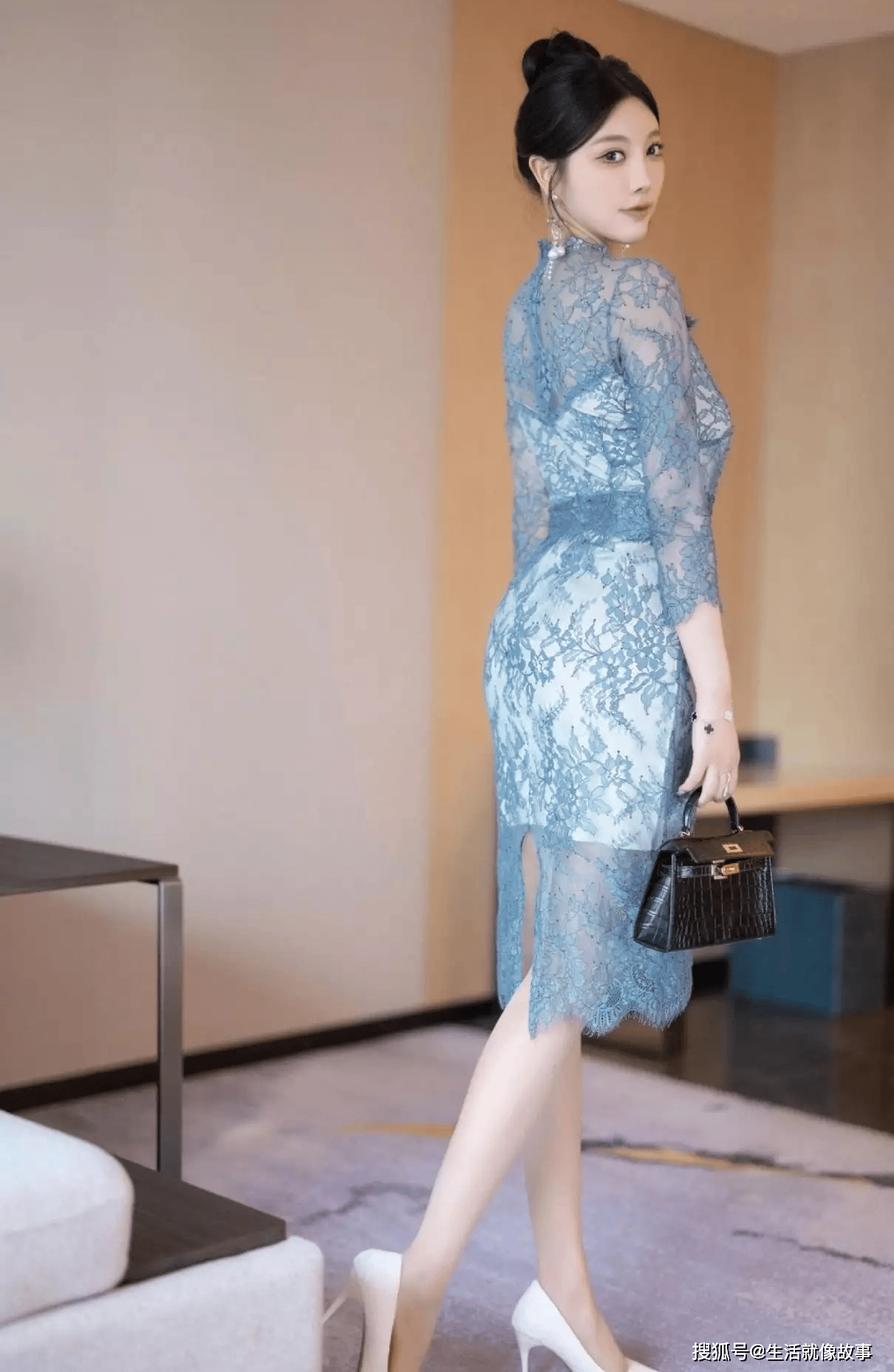 从路人到焦点,一条淡蓝蕾丝裙的华丽变身!_连衣裙_镂空_的设计