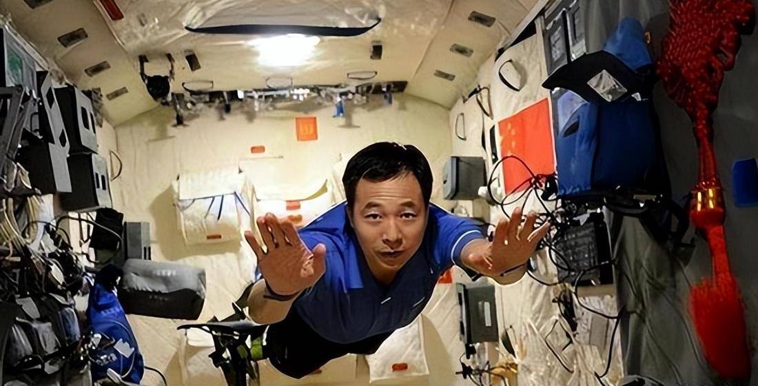 回顾景海鹏:中国"唯一"一位四次登上太空的人,妻子儿女现在如何?