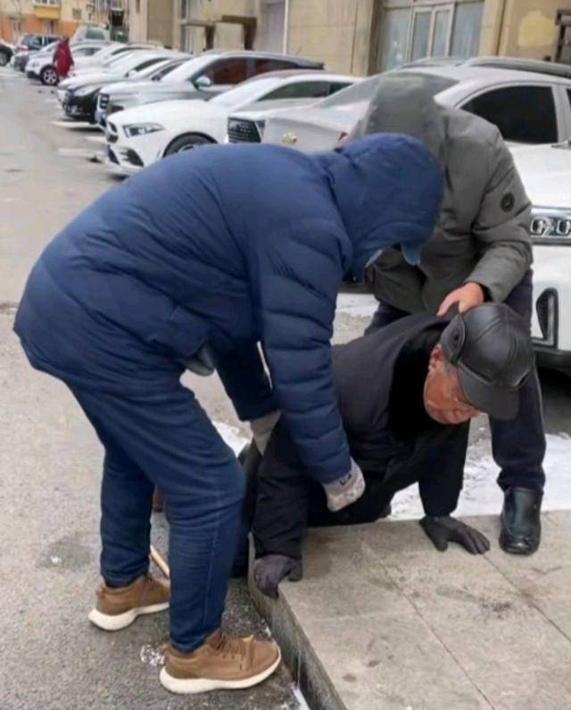 寒风中老人街边摔倒,一人拍照,两人去扶!鞍山几位大哥好样的!
