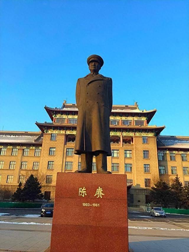 陈赓陪钱学森参观哈军工,钱学森事后提意见:外国专家太多了