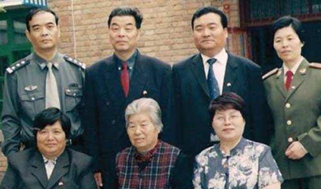 焦裕禄病逝时年仅42岁,葬礼10万百姓自发送行,6子女如今何在?