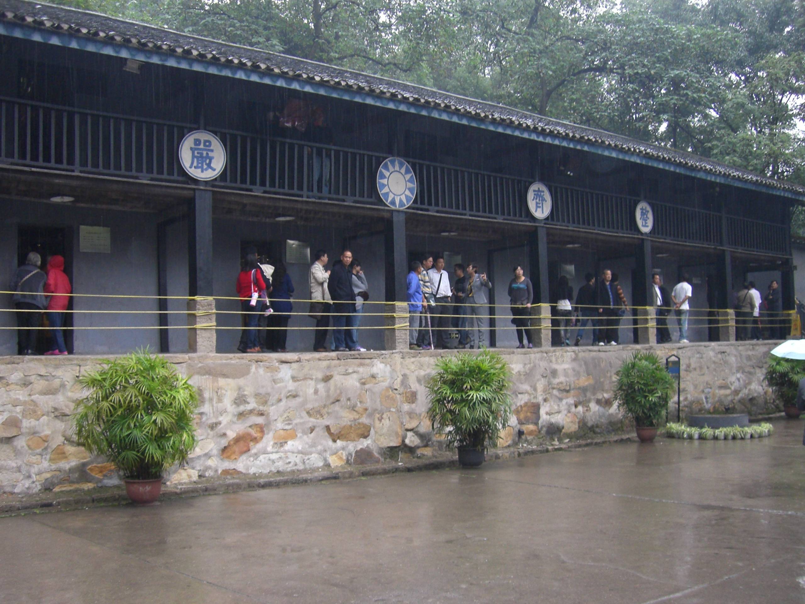 2007年渣滓洞被山洪冲毁,却意外发现一个地洞,洞中藏品揭开悲痛历史
