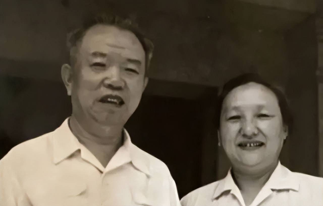 他曾任残联基金会秘书长,父亲是王树声大将,1972年却被车撞残