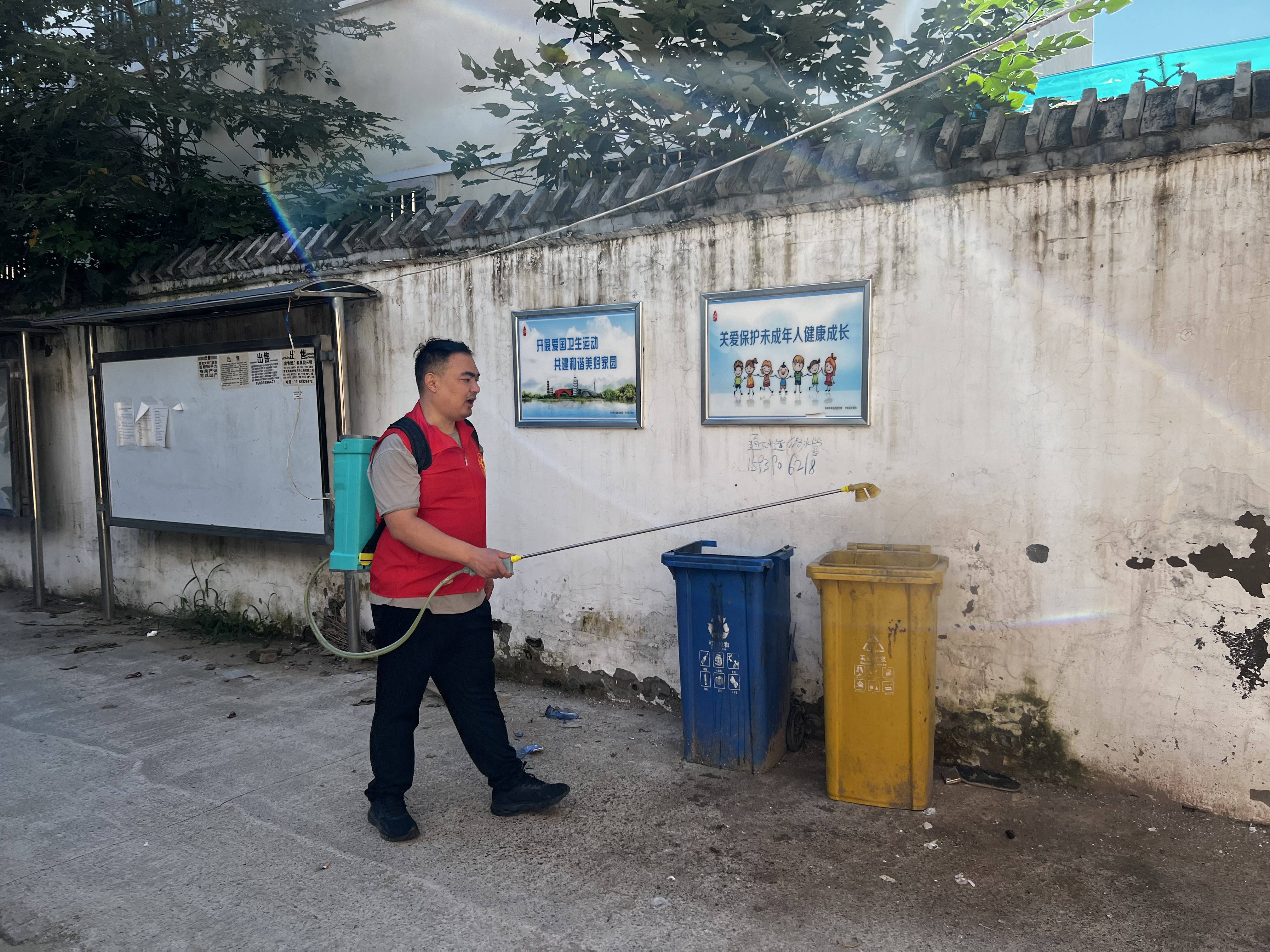 青年路街道开展雨后消杀 确保群众健康安全