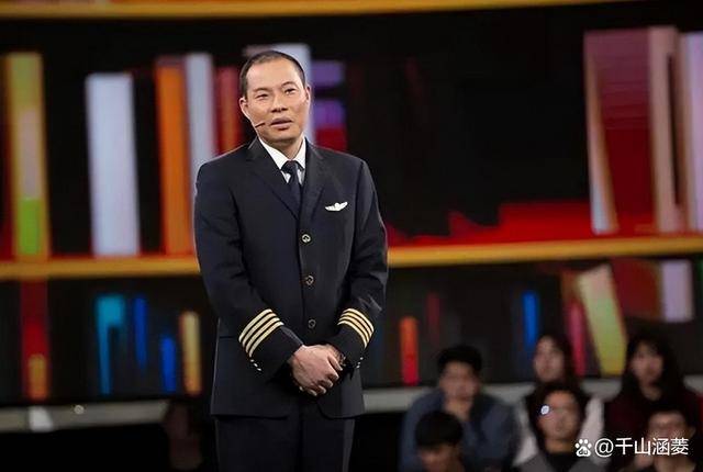 中国机长刘传健:9800米高空救下128人,着陆后为何半年没复飞?