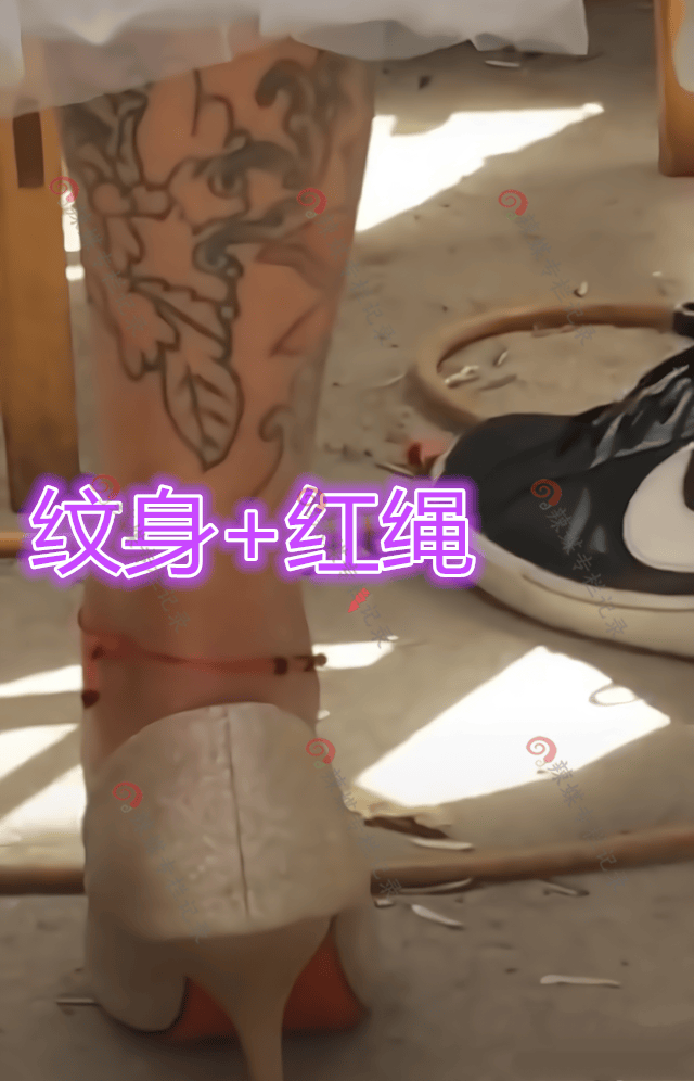 年轻女子腰上纹身"出入平安"含义深,脚上绑红线,桃花运不断