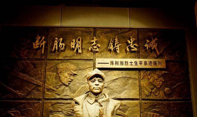 陈树湘腹部重伤被俘,他趁敌不备,扯断了露出来的肠子
