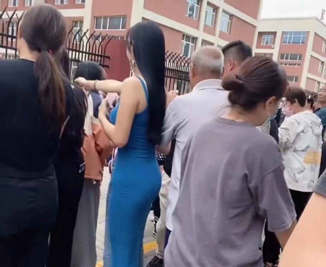 辣妈穿吊带接孩子放学,其他家长不满,女子:我不和你们一样邋遢