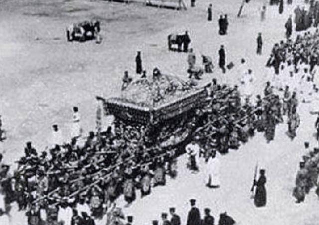 光绪帝葬礼:享受国葬待遇,128人抬棺,撒90余万纸钱,百姓跪送