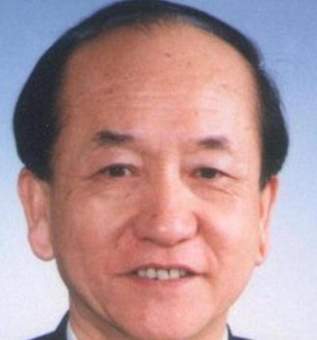 他50岁被越级提拔为甘肃省长,53岁任福建省委书记,今年90岁