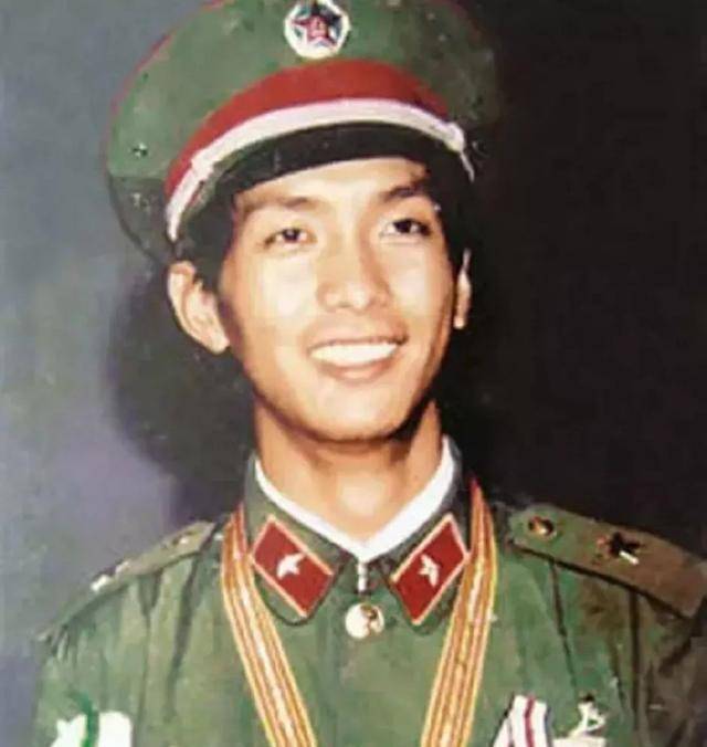 这位军人只能用左手敬礼,断臂别腰间也要完成任务,血性男儿