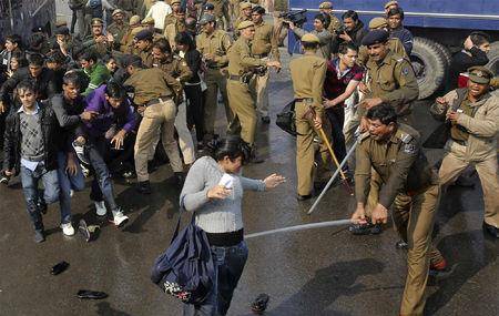 开挂的印度警察,不用刀不用枪,用一根木棍就能执法