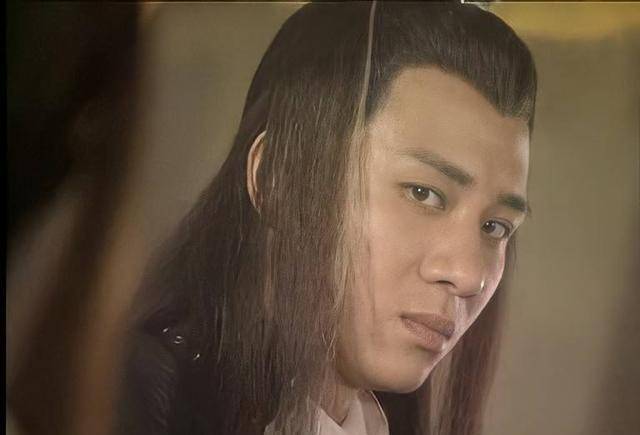 而天机老人的不远处有观察敌情的"小李飞刀",而上官金虹知难而退最大