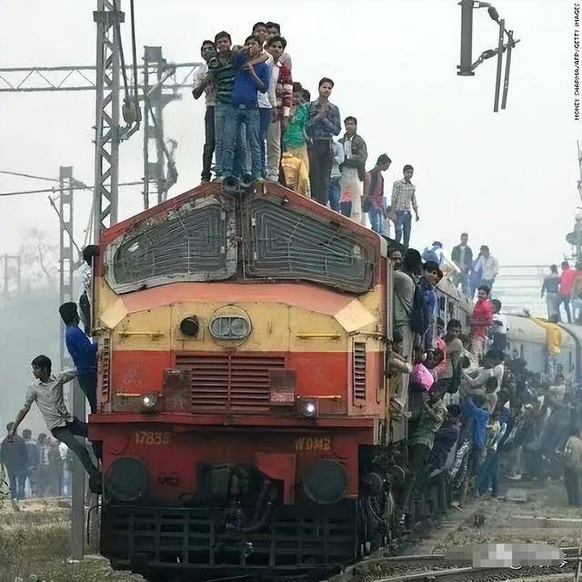 印度火车相撞超1000人死伤!德媒曾发警告,高铁岁月静好何其珍贵